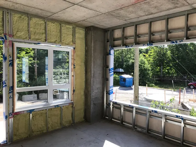 Interior corner: foamed wall on the left, the same wall before spraying on the right